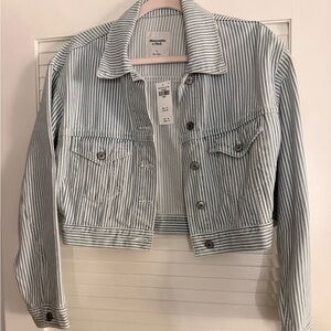 Abercrombie & Fitch-Cropped Denim Trucker Jacket-Size Small